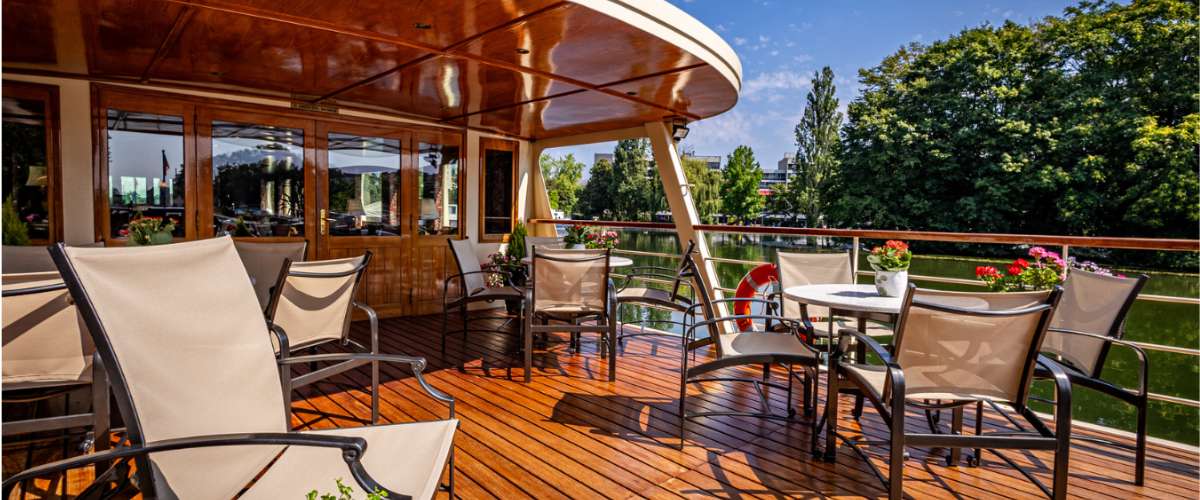 Hosts-needed-to-work-on-a-Luxury-Hotel-Barge-in-France.j