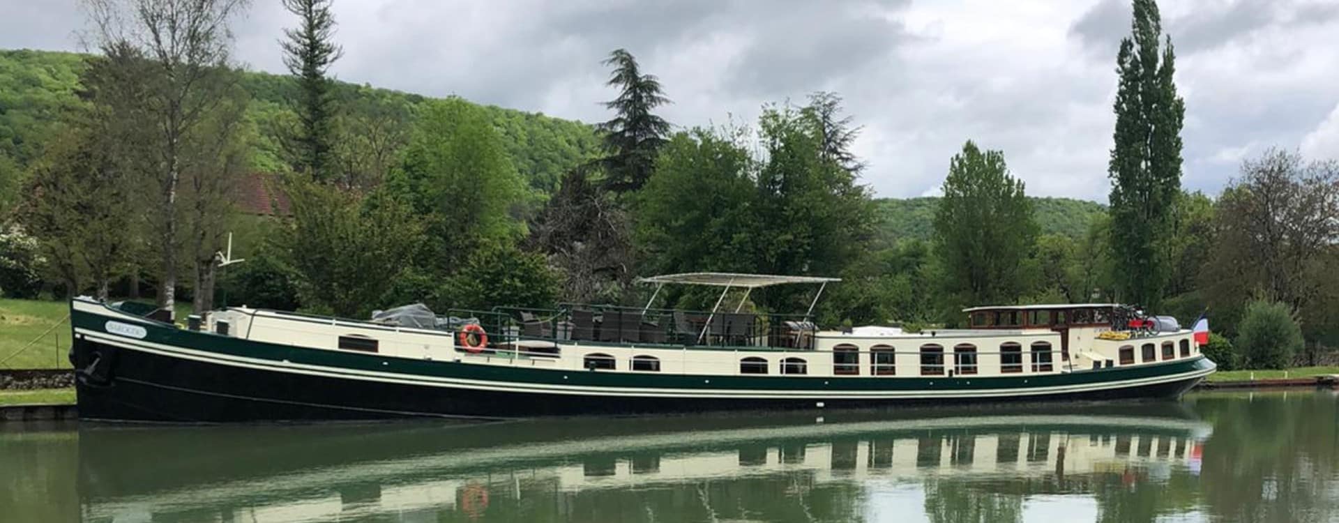 Looking-for-a-Deck-hand-and-Hostess-couple-on-a-barge-in-France-
