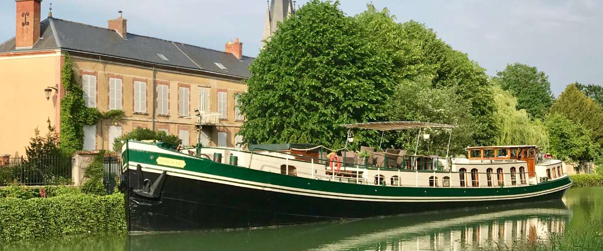 Young-COUPLE-wanted-to-join-captain-and-chef-owners-aboard-luxury-hotel-barge-in-France