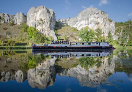 Become a Host or Matelot/deckhand on the luxury hotel barge Luciole in France