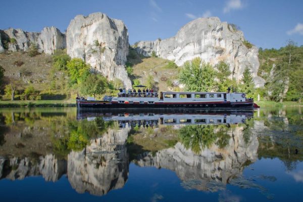 Become a Host or Matelot/deckhand on the luxury hotel barge Luciole in France