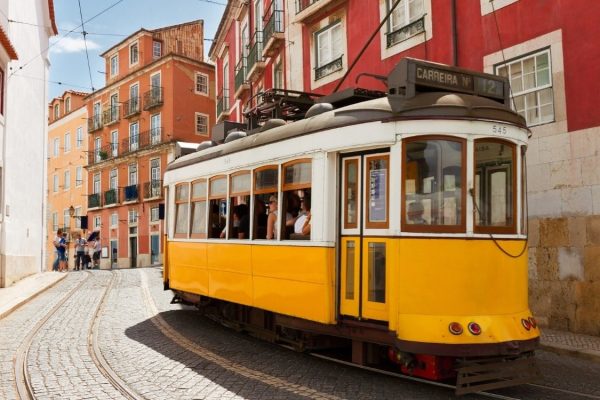 Full-time Italian customer service employees wanted in sunny Lisbon!