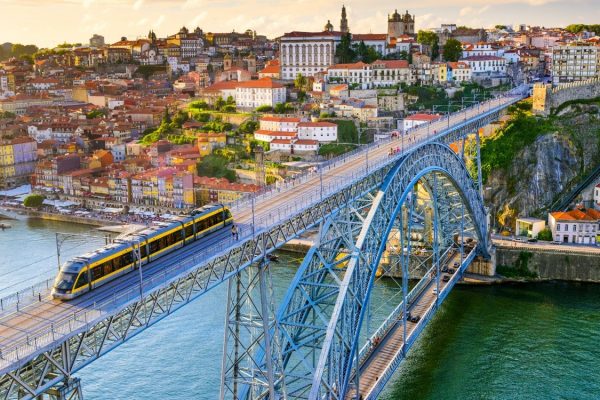Genieße das mediterrane Leben als Kundendienstmitarbeiter(in) in Porto!