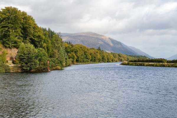 Host-Hostess-Luxury-barge-Scotland.