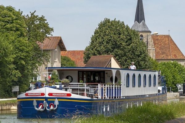 Hostess-on-Hotel-barge-in-France-or-Scotland