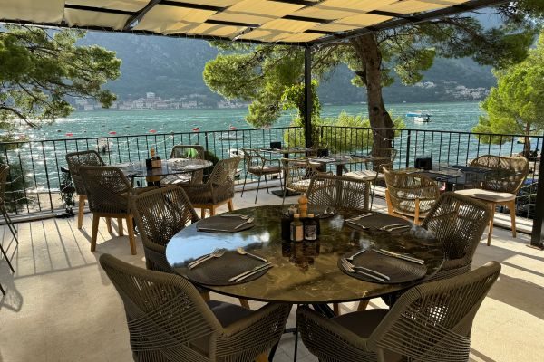 WaiterAssistant Waiter needed in Montenegro, Serbia (1)