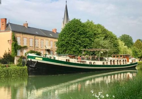 Young-COUPLE-wanted-to-join-captain-and-chef-owners-aboard-luxury-hotel-barge-in-France