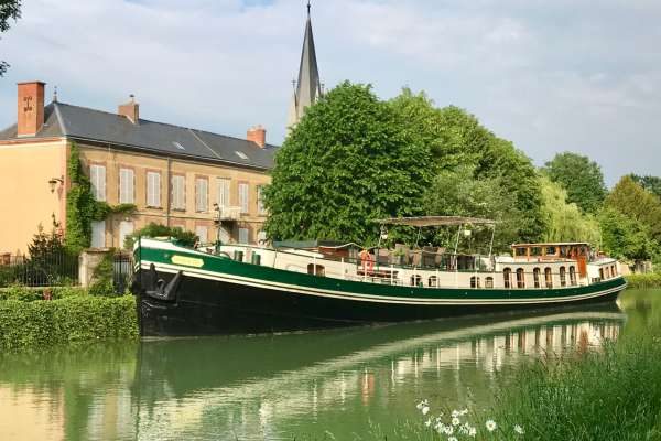 Young-COUPLE-wanted-to-join-captain-and-chef-owners-aboard-luxury-hotel-barge-in-France